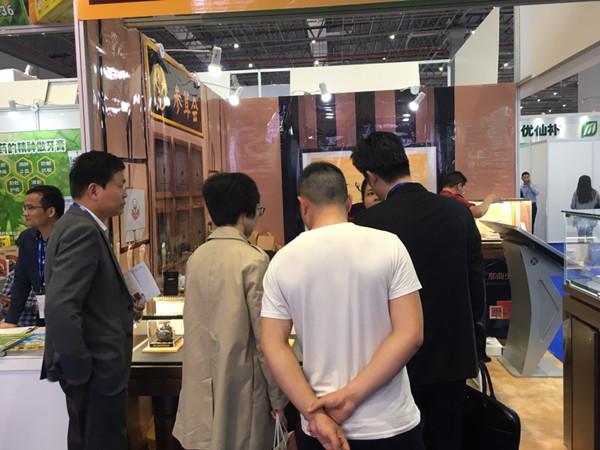 凭借创新的互联网+体验店模式,深度整合有源头采购基地,自有gmp工厂